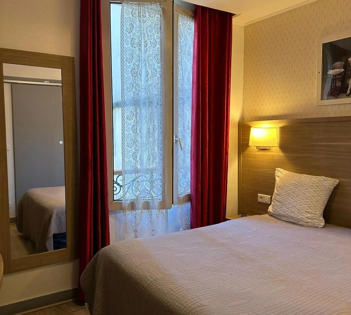 **  Hotel Telemaque Paris France
